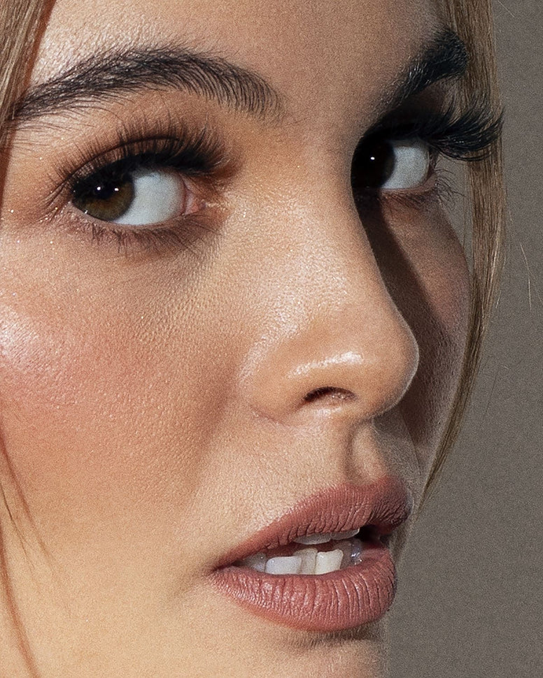 woman-with-eyelashes