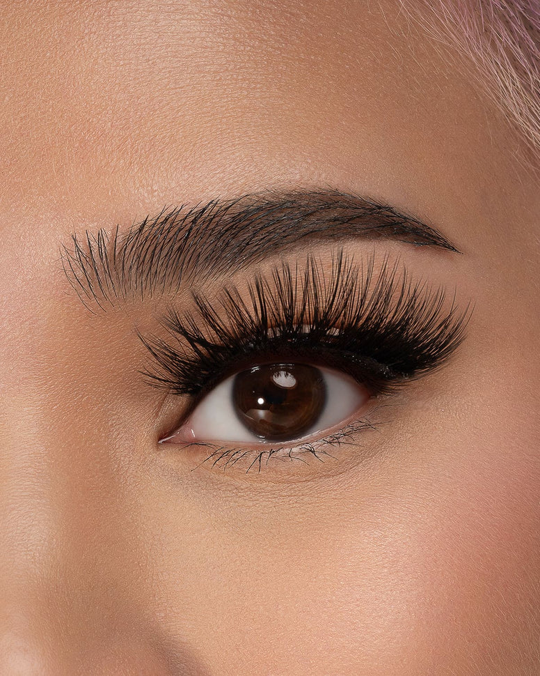 woman-with-eyelashes