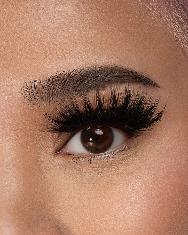 woman-with-eyelashes